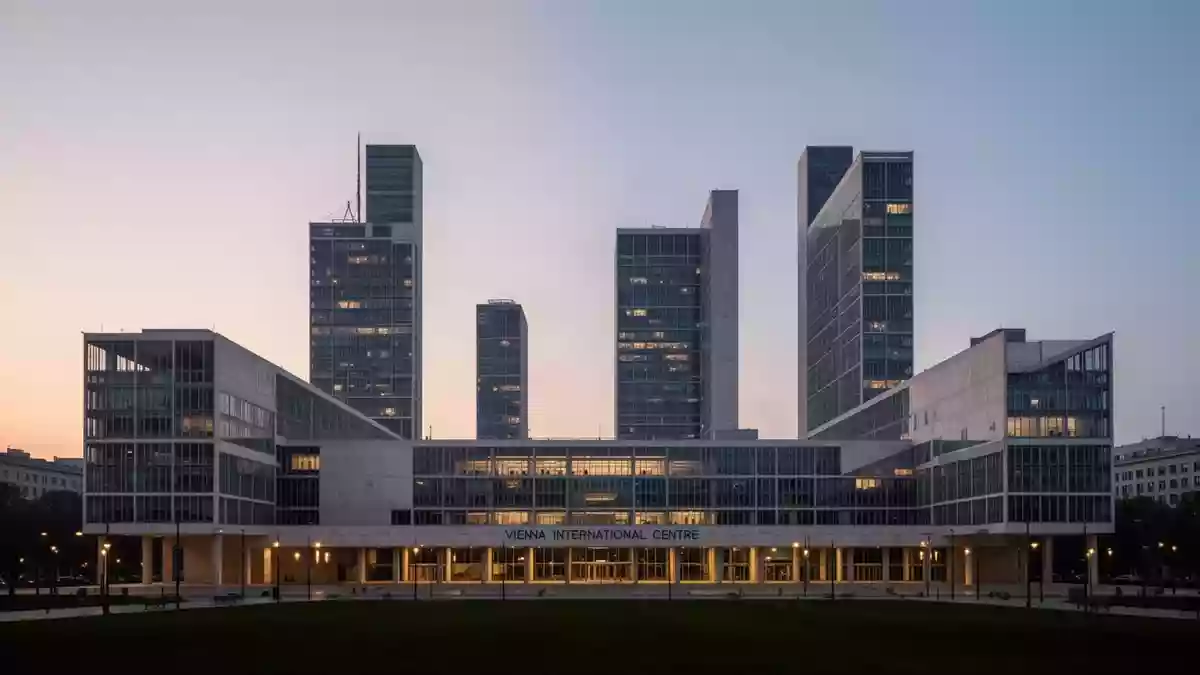 Die moderne Architektur des Vienna International Centre in der Abenddämmerung. Illustration mit AI erstellt.