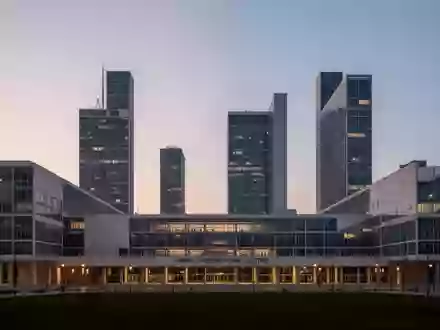 Die moderne Architektur des Vienna International Centre in der Abenddämmerung. - Foto: über boerse-global.de