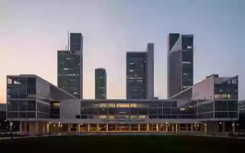Die moderne Architektur des Vienna International Centre in der Abenddämmerung. - Foto: über boerse-global.de