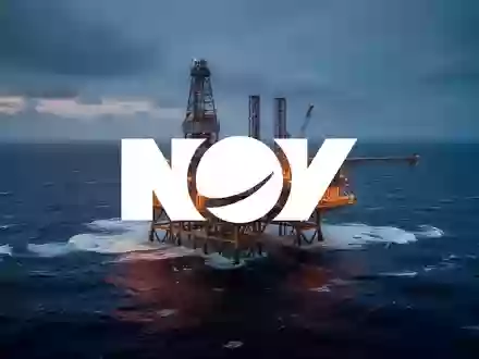 Ölplattform auf hoher See bei Dämmerung als Symbol für die Offshore-Industrie. - Foto: über boerse-global.de