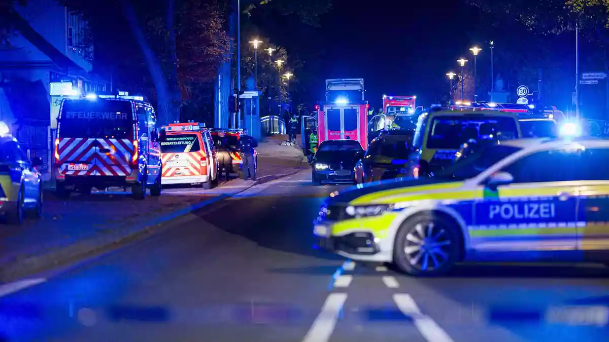 Nach dem Auto-Angriff auf eine Menschengruppe waren Polizei, Feuerwehr und Rettungsdienst im Einsatz. - Bild: Moritz Frankenberg/dpa