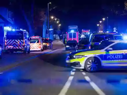Nach dem Auto-Angriff auf eine Menschengruppe waren Polizei, Feuerwehr und Rettungsdienst im Einsatz. - Foto: Moritz Frankenberg/dpa