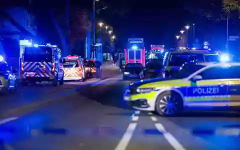 Nach dem Auto-Angriff auf eine Menschengruppe waren Polizei, Feuerwehr und Rettungsdienst im Einsatz. - Foto: Moritz Frankenberg/dpa