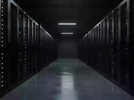 Ein dunkler, minimalistischer Serverraum mit unbeleuchteten Geräteschränken in einer kühlen, industriellen Umgebung. - Foto: über boerse-global.de