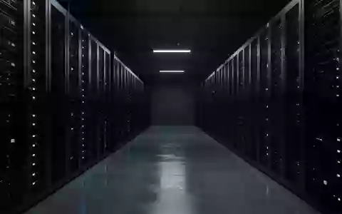 Ein dunkler, minimalistischer Serverraum mit unbeleuchteten Geräteschränken in einer kühlen, industriellen Umgebung. - Foto: über boerse-global.de
