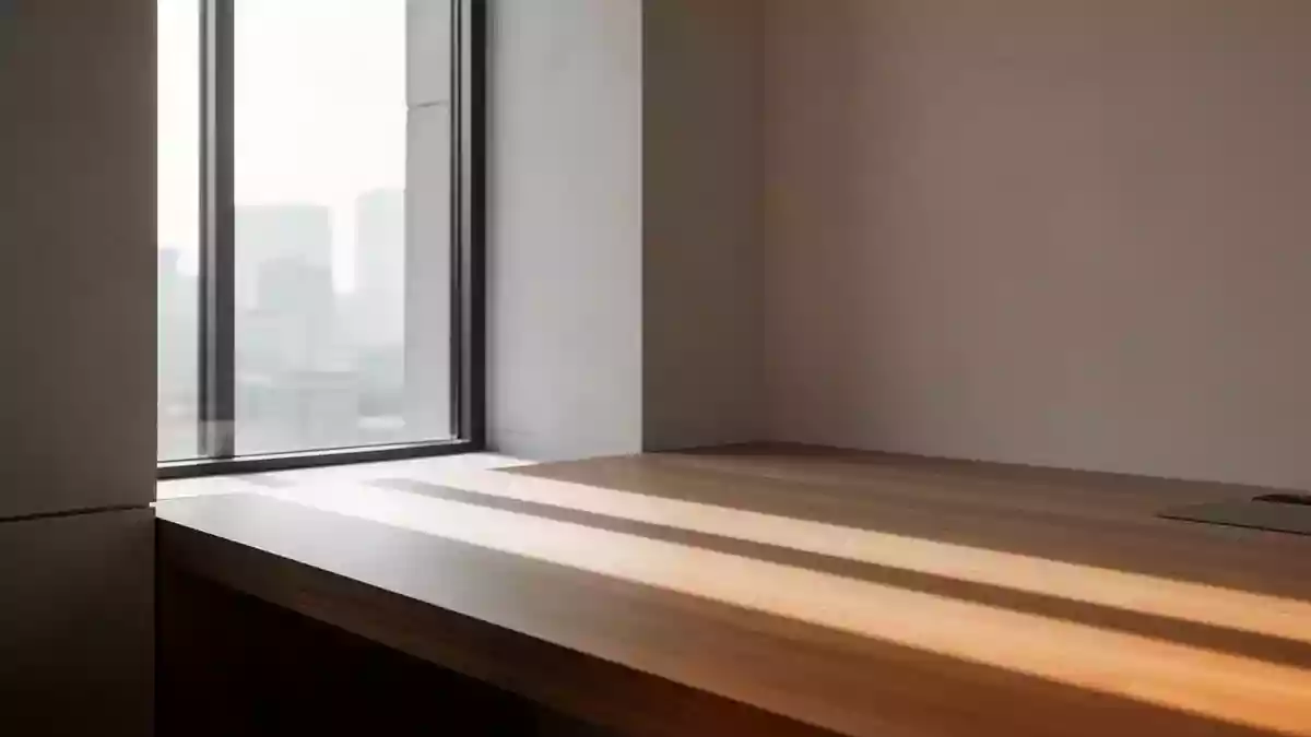 Ein minimalistischer, heller Raum mit klaren architektonischen Linien und sanftem Lichteinfall auf einer Holzoberfläche. Illustration mit AI erstellt.