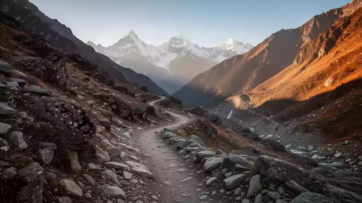 Eine felsige Bergpfad-Landschaft in den nepalesischen Alpen bei Sonnenuntergang. Illustration mit AI erstellt.