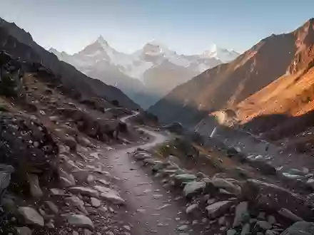 Eine felsige Bergpfad-Landschaft in den nepalesischen Alpen bei Sonnenuntergang. - Foto: über boerse-global.de