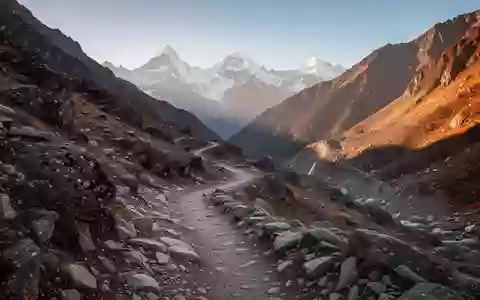 Eine felsige Bergpfad-Landschaft in den nepalesischen Alpen bei Sonnenuntergang. - Foto: über boerse-global.de