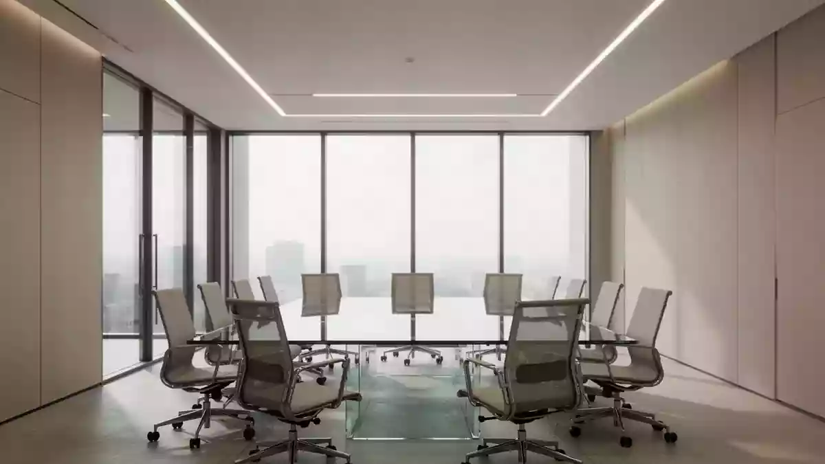 Ein leerer, moderner Konferenzraum mit einem glänzenden Tisch und Stühlen in einer schlichten, professionellen Umgebung. Illustration mit AI erstellt.