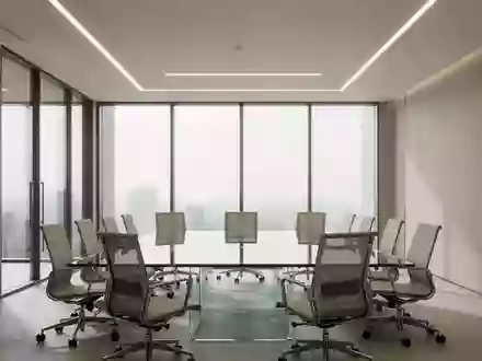Ein leerer, moderner Konferenzraum mit einem glänzenden Tisch und Stühlen in einer schlichten, professionellen Umgebung. - Foto: über boerse-global.de