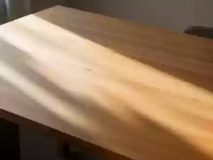 Ein minimalistischer, leerer Schreibtisch aus Holz mit weichem Lichteinfall und deutlichen Schattenwürfen. - Foto: über boerse-global.de