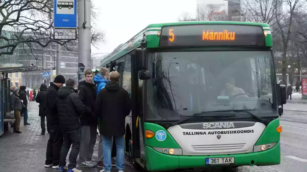 Ein Bus erfasste den selbstfahrenden Lieferroboter an einer Kreuzung. (Symbolbild) - Bild: Stringer/AFI/EPA/dpa