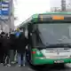 Ein Bus erfasste den selbstfahrenden Lieferroboter an einer Kreuzung. (Symbolbild) - Bild: Stringer/AFI/EPA/dpa