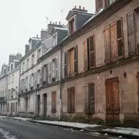 Eine ruhige französische Wohnstraße im Winter mit geschlossenen Fensterläden an alten Steingebäuden. - Foto: über boerse-global.de