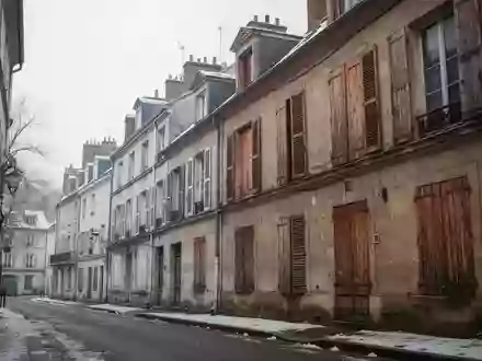 Eine ruhige französische Wohnstraße im Winter mit geschlossenen Fensterläden an alten Steingebäuden. - Foto: über boerse-global.de