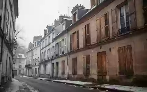 Eine ruhige französische Wohnstraße im Winter mit geschlossenen Fensterläden an alten Steingebäuden. - Foto: über boerse-global.de
