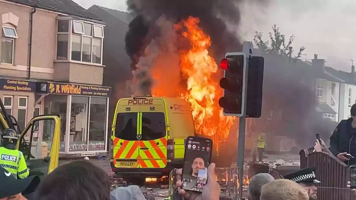 Im Sommer 2024 war es im englischen Southport zu rassistisch motivierten Ausschreitungen gekommen. (Archivbild) - Bild: Richard Mccarthy/PA Wire/dpa