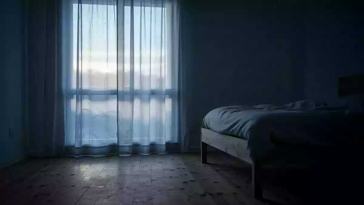 Ein minimalistisches Schlafzimmer bei Tagesanbruch, in dem sanftes Morgenlicht durch einen Vorhang auf den Boden fällt. Illustration mit AI erstellt.