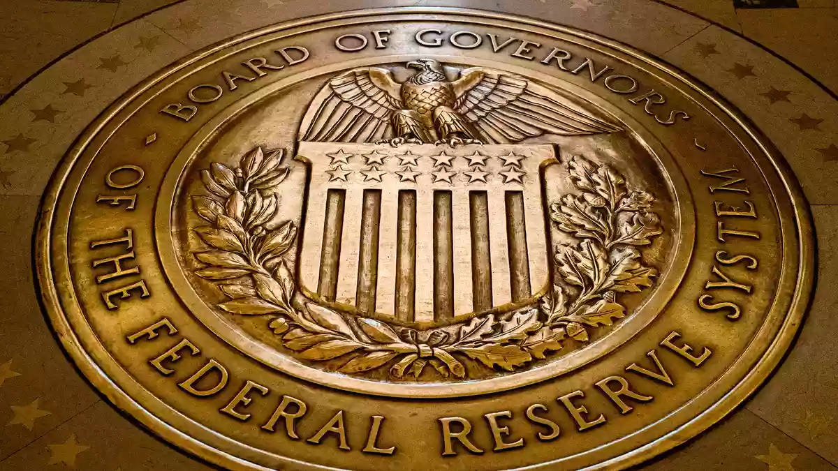 Die US-Notenbank hält den Leitzins stabil. (Archivbild) - Bild: Andrew Harnik/AP/dpa