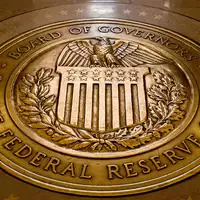 Die US-Notenbank hält den Leitzins stabil. (Archivbild) - Foto: Andrew Harnik/AP/dpa