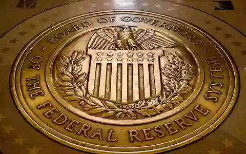 Die US-Notenbank hält den Leitzins stabil. (Archivbild) - Foto: Andrew Harnik/AP/dpa
