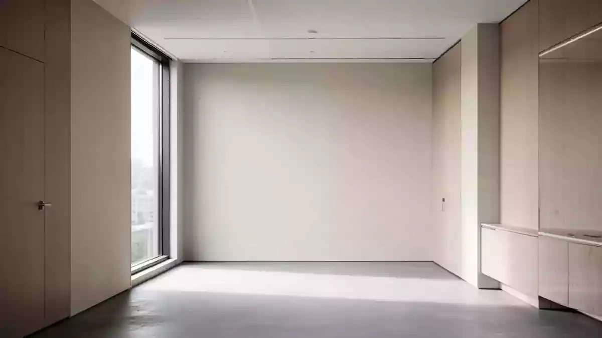 Ein minimalistisch gestalteter, leerer Büroraum mit natürlichem Lichteinfall und Fokus auf die Architektur. Illustration mit AI erstellt.