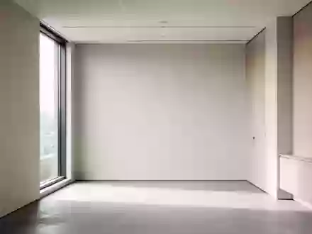 Ein minimalistisch gestalteter, leerer Büroraum mit natürlichem Lichteinfall und Fokus auf die Architektur. - Foto: über boerse-global.de