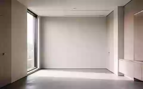 Ein minimalistisch gestalteter, leerer Büroraum mit natürlichem Lichteinfall und Fokus auf die Architektur. - Foto: über boerse-global.de