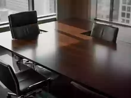 Ein moderner, leerer Konferenztisch in einem hellen Büro, der eine professionelle und seriöse Geschäftsatmosphäre vermittelt. - Foto: über boerse-global.de