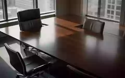Ein moderner, leerer Konferenztisch in einem hellen Büro, der eine professionelle und seriöse Geschäftsatmosphäre vermittelt. - Foto: über boerse-global.de