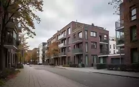 Eine ruhige Wohnstraße mit modernen Mehrfamilienhäusern an einem bewölkten Herbsttag. - Foto: über boerse-global.de