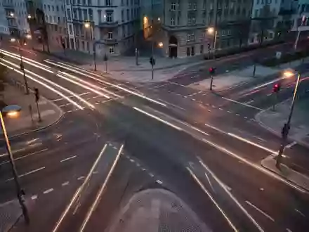 Eine leere, beleuchtete Stadtkreuzung in München bei Dämmerung, die den städtischen Raum für zukünftige Mobilitätsprojekte zeigt. - Foto: über boerse-global.de