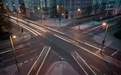 Eine leere, beleuchtete Stadtkreuzung in München bei Dämmerung, die den städtischen Raum für zukünftige Mobilitätsprojekte zeigt. - Foto: über boerse-global.de