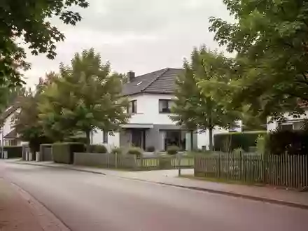 Ein ruhiges Wohngebiet mit einem Einfamilienhaus und einem Garten in einer brandenburgischen Kleinstadt. - Foto: über boerse-global.de