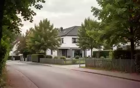 Ein ruhiges Wohngebiet mit einem Einfamilienhaus und einem Garten in einer brandenburgischen Kleinstadt. - Foto: über boerse-global.de