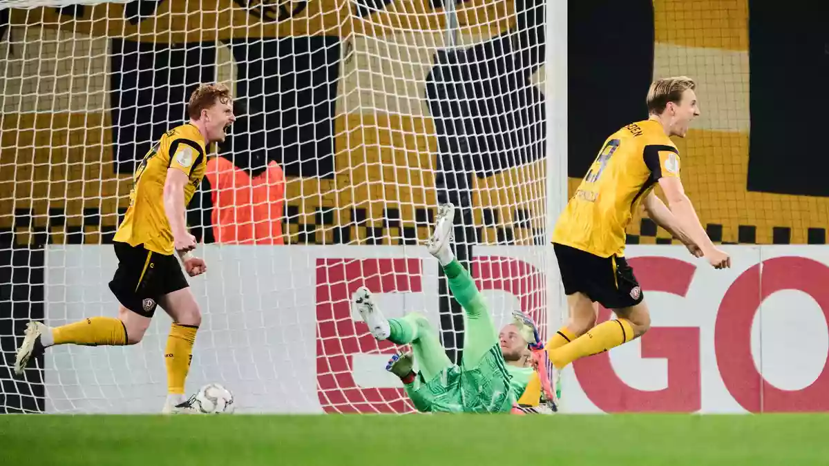 Schalkes Torwart Loris Karius (M) kann die 1:0-Führung von Dynamo Dresden nicht verhindern.  - Bild: Robert Michael/dpa