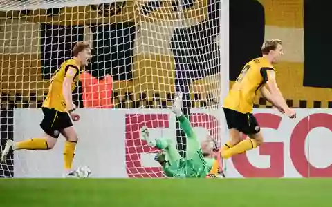 Schalkes Torwart Loris Karius (M) kann die 1:0-Führung von Dynamo Dresden nicht verhindern.  - Foto: Robert Michael/dpa