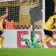 Schalkes Torwart Loris Karius (M) kann die 1:0-Führung von Dynamo Dresden nicht verhindern.  - Bild: Robert Michael/dpa