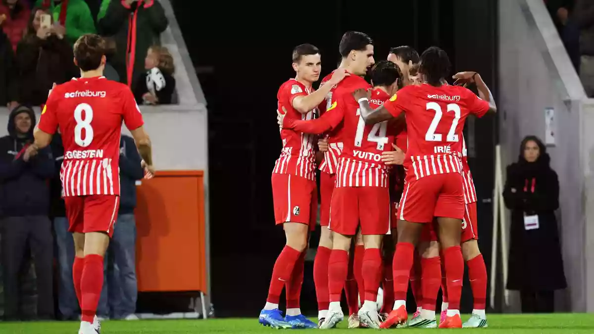 Freiburg bejubelt die 1:0-Führung.  - Bild: Philipp von Ditfurth/dpa