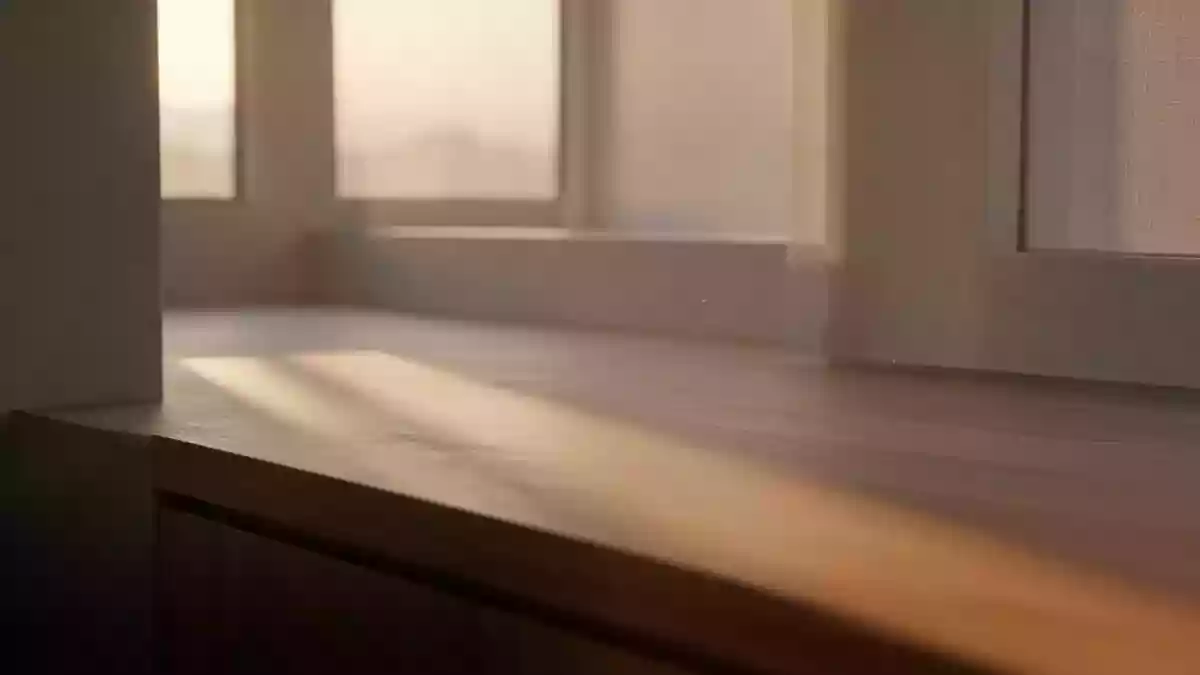 Sanftes Morgenlicht fällt in einen minimalistischen Raum und erzeugt eine ruhige, kontemplative Atmosphäre. Illustration mit AI erstellt.