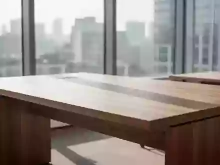 Ein minimalistischer, aufgeräumter Schreibtisch in einem hellen, modernen Büro mit natürlichem Lichteinfall. - Foto: über boerse-global.de