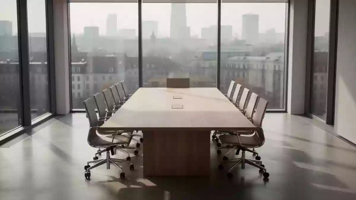 Ein leerer, modern gestalteter Konferenzraum mit Blick auf eine urbane Kulisse, der eine sachliche und neutrale Atmosphäre vermittelt. Illustration mit AI erstellt.