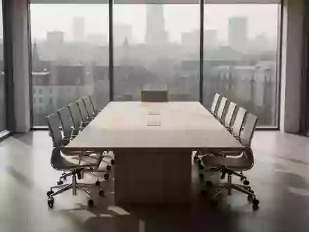 Ein leerer, modern gestalteter Konferenzraum mit Blick auf eine urbane Kulisse, der eine sachliche und neutrale Atmosphäre vermittelt. - Foto: über boerse-global.de