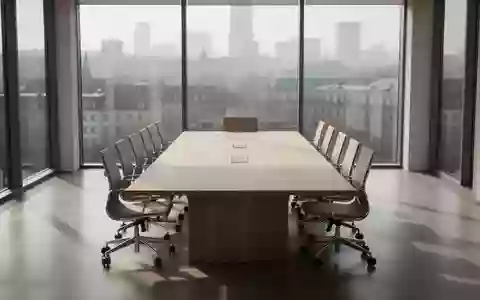 Ein leerer, modern gestalteter Konferenzraum mit Blick auf eine urbane Kulisse, der eine sachliche und neutrale Atmosphäre vermittelt. - Foto: über boerse-global.de