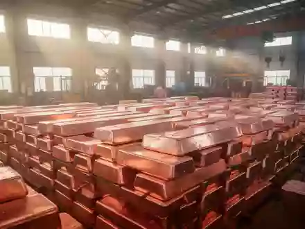 Gestapelte Kupferbarren in einer modernen Produktionshalle eines chinesischen Industriebetriebs. - Foto: über boerse-global.de