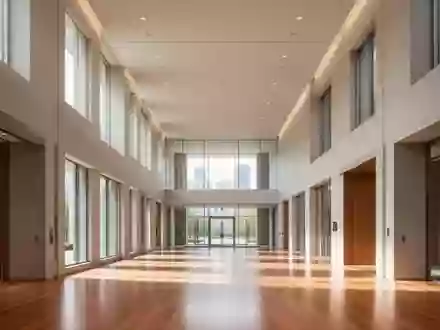 Ein heller, minimalistischer Flur in einem modernen Verwaltungsgebäude mit architektonischen Linien und natürlichem Licht. - Foto: über boerse-global.de