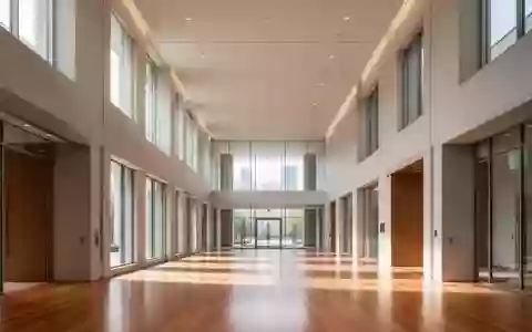 Ein heller, minimalistischer Flur in einem modernen Verwaltungsgebäude mit architektonischen Linien und natürlichem Licht. - Foto: über boerse-global.de