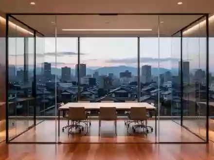 Ein minimalistischer, moderner Konferenzraum mit Blick auf eine japanische Stadt bei Dämmerung. - Foto: über boerse-global.de