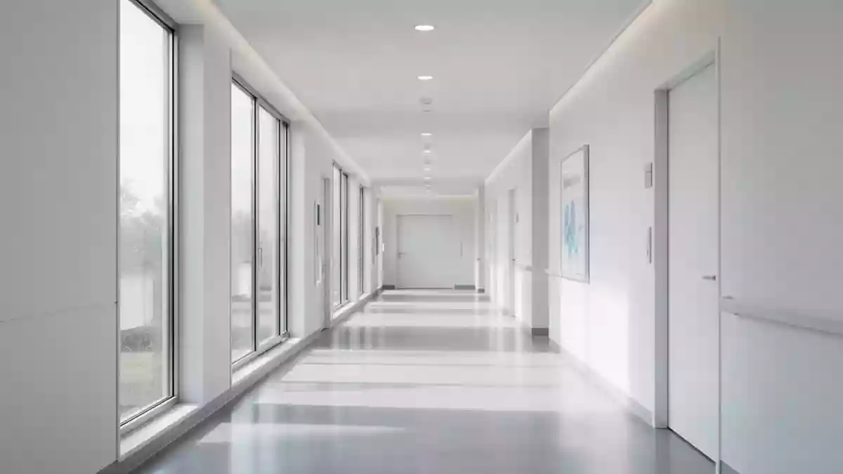 Heller, moderner Flur in einem medizinischen Versorgungszentrum mit minimalistischem Design und natürlichem Licht. Illustration mit AI erstellt.